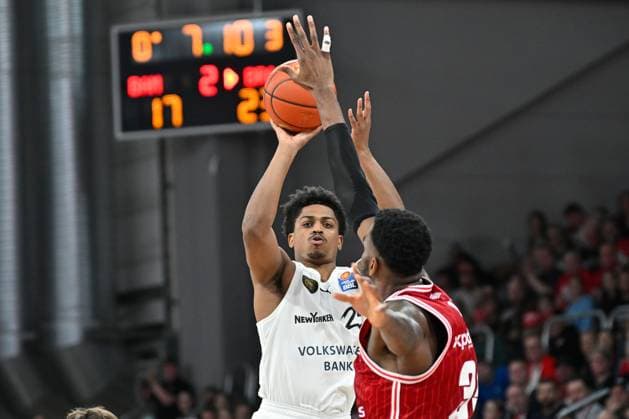 BAMBERG 06.03.2026 --- Basketball ---- easycredit 1. Basketball Bundesliga ---- 22. Spieltag: Bamberg Baskets vs Basketball Löwen Braunschweig --- Grant Sherfield (25, Basketball Löwen Braunschweig) gegen Ejofor Onu (35, Bamberg Baskets) Bamberg Baskets vs Basketball Löwen Braunschweig