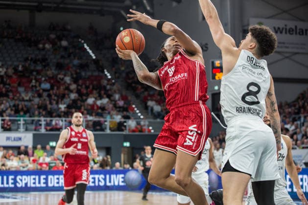 Bamberg, Deutschland 06. März 2026: 1. BBL - 2025 2026 - BMA365 Bamberg Baskets gegen Basketball Löwen Braunschweig Im Bild: v. li. Austin Crowley gegen Joshua Obiesie (Braunschweig) (Bamberg) Brose Arena Bayern Copyright: xFotostandx xSchmittx