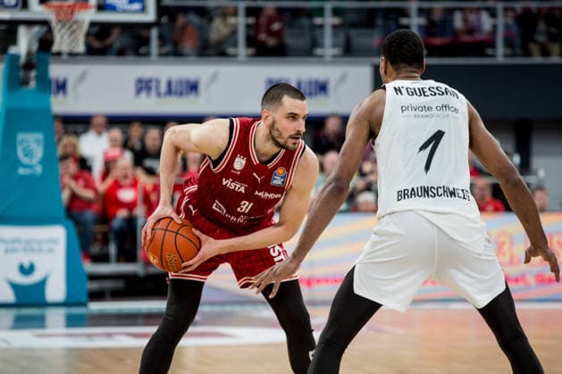 Bamberg, Deutschland 06. März 2026: 1. BBL - 2025 2026 - BMA365 Bamberg Baskets gegen Basketball Löwen Braunschweig Im Bild: Daniel Keppeler (Bamberg) gegen David NGuessan (Braunschweig) Brose Arena Bayern Copyright: xFotostandx xSchmittx
