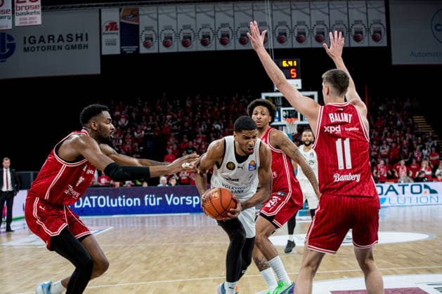 Bamberg, Deutschland 06. März 2026: 1. BBL - 2025 2026 - BMA365 Bamberg Baskets gegen Basketball Löwen Braunschweig Im Bild: David NGuessan (Braunschweig) zieht durch die Bamberger Zone Brose Arena Bayern Copyright: xFotostandx xSchmittx