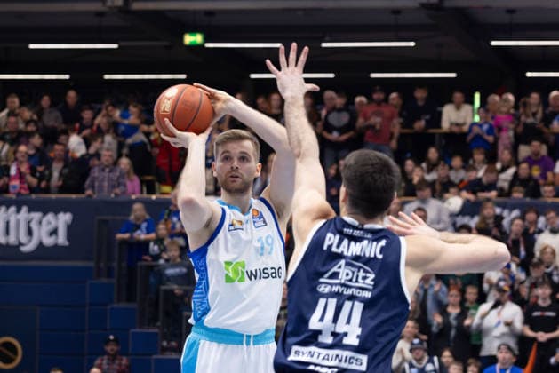 Till Pape (Skyliners, 19), Jure Planinic (MBC, 44), Syntainics MBC vs. Skyliners Frankfurt, Basketball, 1. Bundesliga, Maenner, 22. Spieltag, Hauptrunde, Saison 2025 26, 06.03.2026. Weißenfels Stadthalle Sachsen-Anhalt Deutschland