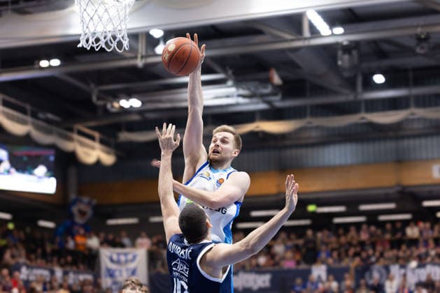 Till Pape (Skyliners, 19), Nemanja Djurisic (MBC, 42), Syntainics MBC vs. Skyliners Frankfurt, Basketball, 1. Bundesliga, Maenner, 22. Spieltag, Hauptrunde, Saison 2025 26, 06.03.2026. Weißenfels Stadthalle Sachsen-Anhalt Deutschland