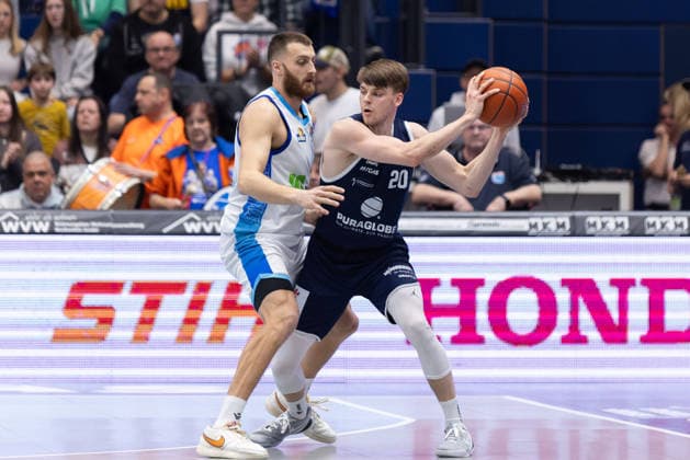 Radii Caisin (Skyliners, 16), Perttu Blomgren (MBC, 20), Syntainics MBC vs. Skyliners Frankfurt, Basketball, 1. Bundesliga, Maenner, 22. Spieltag, Hauptrunde, Saison 2025 26, 06.03.2026. Weißenfels Stadthalle Sachsen-Anhalt Deutschland