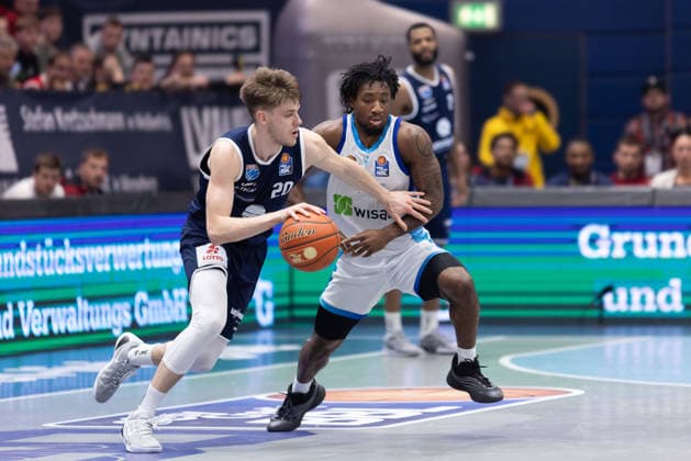 Perttu Blomgren (MBC, 20), Isaiah Swope (Skyliners, 1), Syntainics MBC vs. Skyliners Frankfurt, Basketball, 1. Bundesliga, Maenner, 22. Spieltag, Hauptrunde, Saison 2025 26, 06.03.2026. Weißenfels Stadthalle Sachsen-Anhalt Deutschland