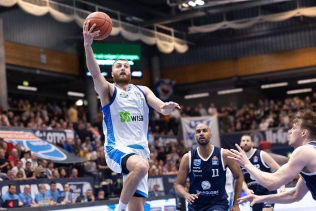 Radii Caisin (Skyliners, 16), Akeem Vargas (MBC, 11), Perttu Blomgren (MBC, 20), Syntainics MBC vs. Skyliners Frankfurt, Basketball, 1. Bundesliga, Maenner, 22. Spieltag, Hauptrunde, Saison 2025 26, 06.03.2026. Weißenfels Stadthalle Sachsen-Anhalt Deutschland