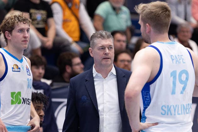 Jacob Holt (Skyliners, 10), Klaus Perwas (Head-Coach, Skyliners), Till Pape (Skyliners, 19), Syntainics MBC vs. Skyliners Frankfurt, Basketball, 1. Bundesliga, Maenner, 22. Spieltag, Hauptrunde, Saison 2025 26, 06.03.2026. Weißenfels Stadthalle Sachsen-Anhalt Deutschland