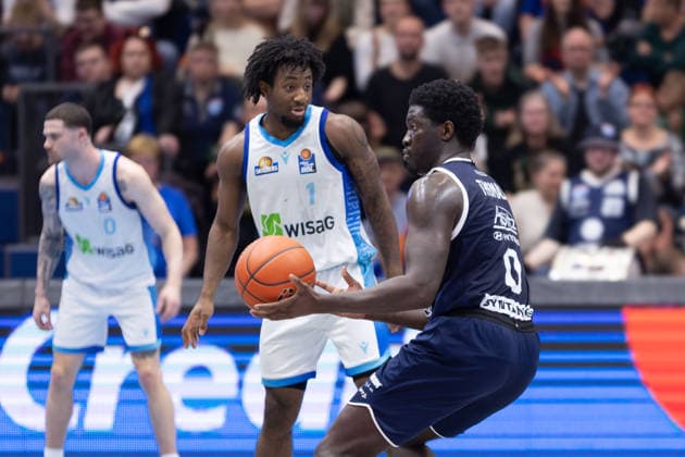 Isaiah Swope (Skyliners, 1), Khyri Thomas (MBC, 0), Syntainics MBC vs. Skyliners Frankfurt, Basketball, 1. Bundesliga, Maenner, 22. Spieltag, Hauptrunde, Saison 2025 26, 06.03.2026. Weißenfels Stadthalle Sachsen-Anhalt Deutschland