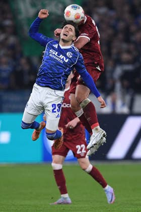 Fußball 2. Bundesliga 25. Spieltag FC Schalke 04 - DSC Arminia Bielefeld am 06.03.2026 in der Veltins Arena in Gelsenkirchen Soufiane El-Faouzi ( Schalke ), vorne - Marius Wörl ( Bielefeld ), hinten DFL regulations prohibit any use of photographs as image sequences and or quasi-video. *** Soccer 2 Bundesliga 25 Matchday FC Schalke 04 DSC Arminia Bielefeld on 06 03 2026 at the Veltins Arena in Gelsenkirchen Soufiane El Faouzi Schalke , front Marius Wörl Bielefeld , back DFL regulations prohibit any use of photographs as image sequences and or quasi video xRx