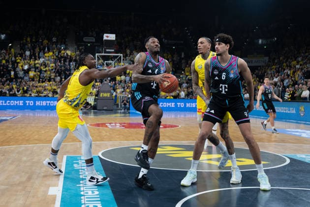 GER, Basketball, easy Credit- BBL, EWE Baskets Oldenburg vs Telekom Baskets Bonn 06.03.2026, EWE Arena, Oldenburg, GER, easy Credit-BBL, EWE Baskets Oldenburg vs Telekom Baskets Bonn, im Bild Jeff GARRETT JR. ( Telekom Baskets Bonn 4 ) Michael KESSENS ( Telekom Baskets Bonn 6 ) Chris CLEMONS ( EWE Baskets Oldenburg 3 ) Michale KYSER ( EWE Baskets Oldenburg 12 )