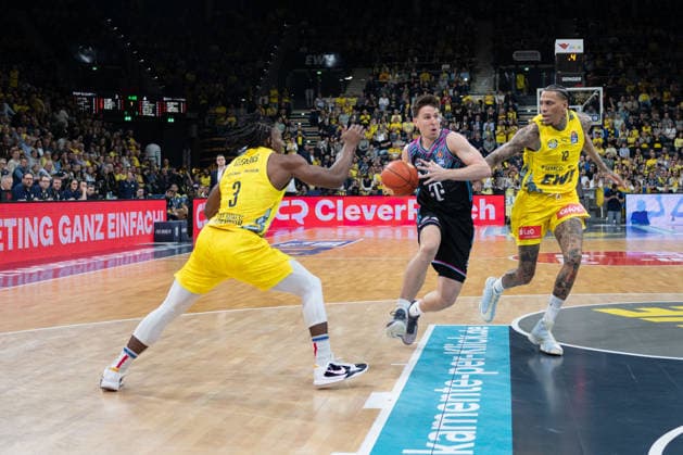 GER, Basketball, easy Credit- BBL, EWE Baskets Oldenburg vs Telekom Baskets Bonn 06.03.2026, EWE Arena, Oldenburg, GER, easy Credit-BBL, EWE Baskets Oldenburg vs Telekom Baskets Bonn, im Bild Grayson MURPHY ( Telekom Baskets Bonn 7 ) Chris CLEMONS ( EWE Baskets Oldenburg 3 ) Michale KYSER ( EWE Baskets Oldenburg 12 )