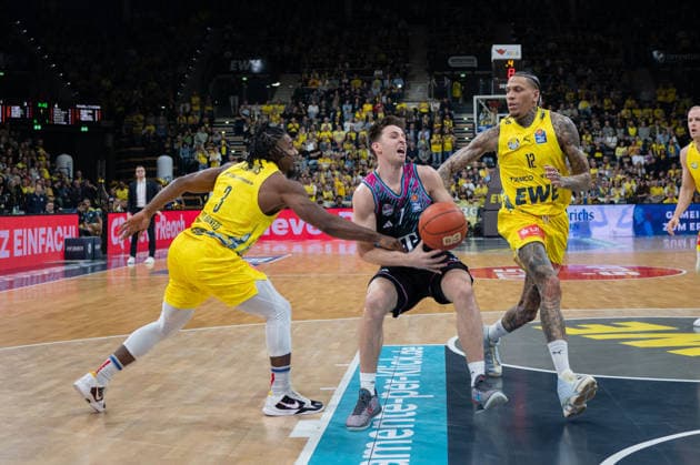 GER, Basketball, easy Credit- BBL, EWE Baskets Oldenburg vs Telekom Baskets Bonn 06.03.2026, EWE Arena, Oldenburg, GER, easy Credit-BBL, EWE Baskets Oldenburg vs Telekom Baskets Bonn, im Bild Grayson MURPHY ( Telekom Baskets Bonn 7 ) Chris CLEMONS ( EWE Baskets Oldenburg 3 ) Michale KYSER ( EWE Baskets Oldenburg 12 )
