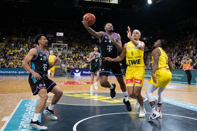 GER, Basketball, easy Credit- BBL, EWE Baskets Oldenburg vs Telekom Baskets Bonn 06.03.2026, EWE Arena, Oldenburg, GER, easy Credit-BBL, EWE Baskets Oldenburg vs Telekom Baskets Bonn, im Bild Jeff GARRETT JR. ( Telekom Baskets Bonn 4 ) Nicholas TISCHLER ( EWE Baskets Oldenburg 11 )