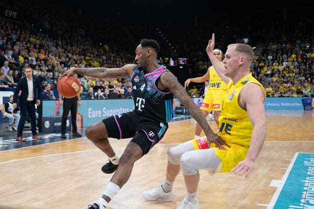GER, Basketball, easy Credit- BBL, EWE Baskets Oldenburg vs Telekom Baskets Bonn 06.03.2026, EWE Arena, Oldenburg, GER, easy Credit-BBL, EWE Baskets Oldenburg vs Telekom Baskets Bonn, im Bild Jeff GARRETT JR. ( Telekom Baskets Bonn 4 ) Seth HINRICHS ( EWE Baskets Oldenburg 21 )