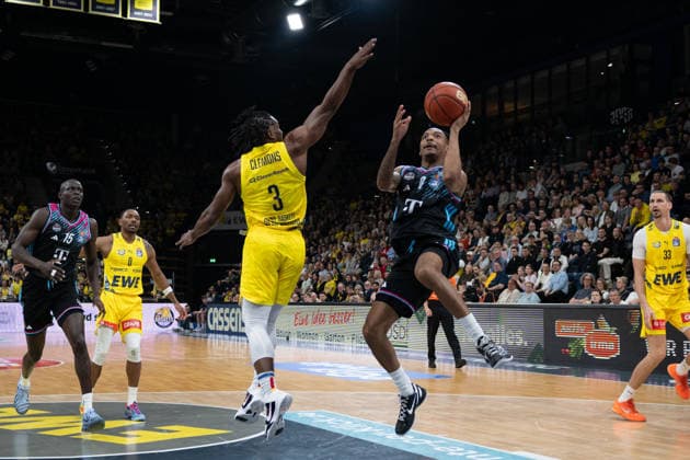 GER, Basketball, easy Credit- BBL, EWE Baskets Oldenburg vs Telekom Baskets Bonn 06.03.2026, EWE Arena, Oldenburg, GER, easy Credit-BBL, EWE Baskets Oldenburg vs Telekom Baskets Bonn, im Bild Jalen FINCH ( Telekom Baskets Bonn 0 ) Chris CLEMONS ( EWE Baskets Oldenburg 3 )
