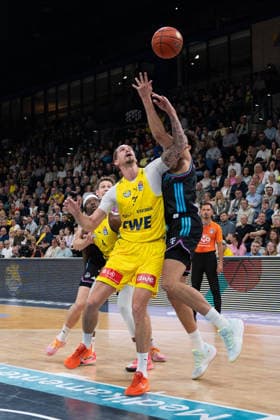 GER, Basketball, easy Credit- BBL, EWE Baskets Oldenburg vs Telekom Baskets Bonn 06.03.2026, EWE Arena, Oldenburg, GER, easy Credit-BBL, EWE Baskets Oldenburg vs Telekom Baskets Bonn, im Bild Tomislav ZUBCIC ( EWE Baskets Oldenburg 33 ) Michael KESSENS ( Telekom Baskets Bonn 6 )