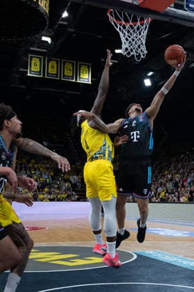 GER, Basketball, easy Credit- BBL, EWE Baskets Oldenburg vs Telekom Baskets Bonn 06.03.2026, EWE Arena, Oldenburg, GER, easy Credit-BBL, EWE Baskets Oldenburg vs Telekom Baskets Bonn, im Bild Alijah COMITHIER ( Telekom Baskets Bonn 2 ) Brain FOBBS ( EWE Baskets Oldenburg 4 )