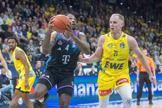 Oldenburg, Niedersachsen, DEU, 06.03.2026, Jeff Garrett Jr. (links, Telekom Baskets Bonn) und Seth Hinrichs (rechts, EWE Baskets Oldenburg), EWE Baskets Oldenburg vs. Telekom Baskets Bonn. Basketball. 1. Basketball-Bundesliga Saison 2025 2026, 22. Spieltag, Grosse EWE Arena. EWE Baskets Oldenburg vs. Telekom Baskets Bonn