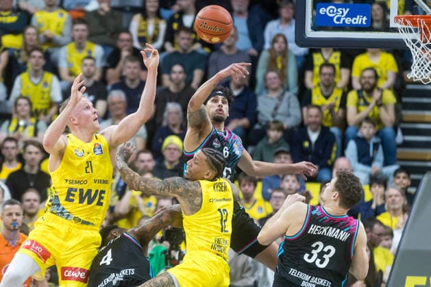Oldenburg, Niedersachsen, DEU, 06.03.2026, Michael Kessens (Mitte, Telekom Baskets Bonn), Michale Kyser (Mitte, EWE Baskets Oldenburg), Patrick Heckmann (rechts, Telekom Baskets Bonn) und Seth Hinrichs (links, EWE Baskets Oldenburg). EWE Baskets Oldenburg vs. Telekom Baskets Bonn. Basketball. 1. Basketball-Bundesliga Saison 2025 2026, 22. Spieltag, Grosse EWE Arena. EWE Baskets Oldenburg vs. Telekom Baskets Bonn