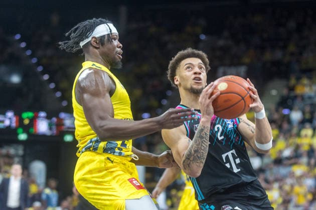 Oldenburg, Niedersachsen, DEU, 06.03.2026, Alijah Comithier (rechts, Telekom Baskets Bonn) und Brian Fobbs (links, EWE Baskets Oldenburg). EWE Baskets Oldenburg vs. Telekom Baskets Bonn. Basketball. 1. Basketball-Bundesliga Saison 2025 2026, 22. Spieltag, Grosse EWE Arena. EWE Baskets Oldenburg vs. Telekom Baskets Bonn