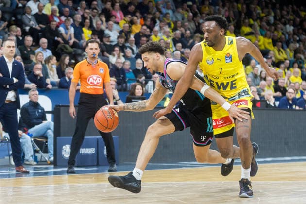 Oldenburg, Niedersachsen, DEU, 06.03.2026, Alijah Comithier (links, Telekom Baskets Bonn) und Dakarai Tucker (rechts, EWE Baskets Oldenburg). EWE Baskets Oldenburg vs. Telekom Baskets Bonn. Basketball. 1. Basketball-Bundesliga Saison 2025 2026, 22. Spieltag, Grosse EWE Arena. EWE Baskets Oldenburg vs. Telekom Baskets Bonn