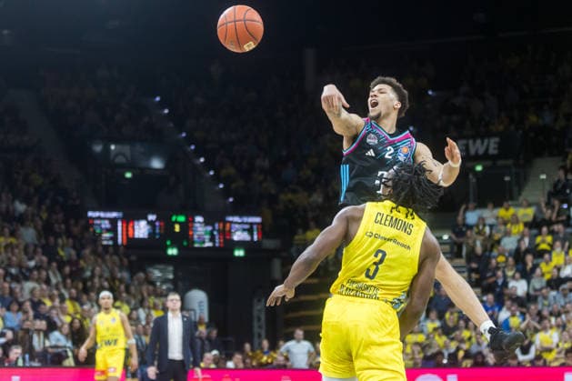 Oldenburg, Niedersachsen, DEU, 06.03.2026, Alijah Comithier (Telekom Baskets Bonn) und Christopher Clemons (EWE Baskets Oldenburg), EWE Baskets Oldenburg vs. Telekom Baskets Bonn. Basketball. 1. Basketball-Bundesliga Saison 2025 2026, 22. Spieltag, Grosse EWE Arena. EWE Baskets Oldenburg vs. Telekom Baskets Bonn