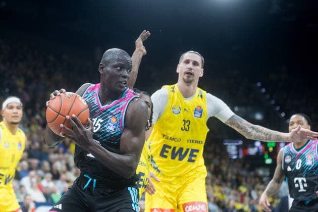 Oldenburg, Niedersachsen, DEU, 06.03.2026, Kur Jongkuch (links, Telekom Baskets Bonn) und Tomislav Zubcic (rechts, EWE Baskets Oldenburg), EWE Baskets Oldenburg vs. Telekom Baskets Bonn. Basketball. 1. Basketball-Bundesliga Saison 2025 2026, 22. Spieltag, Grosse EWE Arena. EWE Baskets Oldenburg vs. Telekom Baskets Bonn