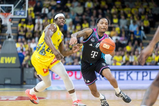 Oldenburg, Niedersachsen, DEU, 06.03.2026, Jalen Finch (rechts, Telekom Baskets Bonn) und Brian Fobbs (links, EWE Baskets Oldenburg), EWE Baskets Oldenburg vs. Telekom Baskets Bonn. Basketball. 1. Basketball-Bundesliga Saison 2025 2026, 22. Spieltag, Grosse EWE Arena. EWE Baskets Oldenburg vs. Telekom Baskets Bonn