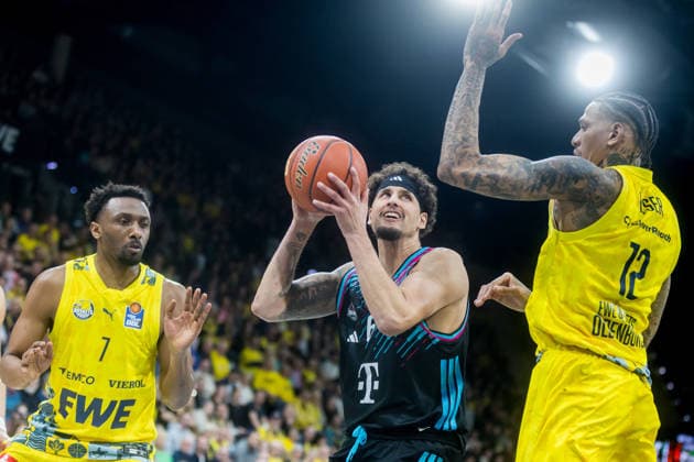 Oldenburg, Niedersachsen, DEU, 06.03.2026, Michael Kessens (Mitte, Telekom Baskets Bonn), Michale Kyser (rechts, EWE Baskets Oldenburg), Dakarai Tucker (links, EWE Baskets Oldenburg) und Alijah Comithier (links, Telekom Baskets Bonn). EWE Baskets Oldenburg vs. Telekom Baskets Bonn. Basketball. 1. Basketball-Bundesliga Saison 2025 2026, 22. Spieltag, Grosse EWE Arena. EWE Baskets Oldenburg vs. Telekom Baskets Bonn