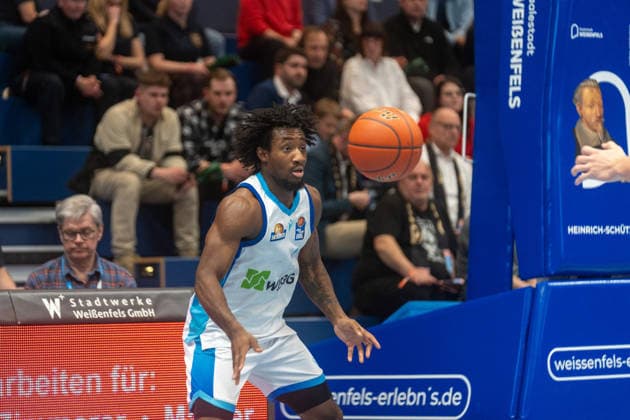 Isaiah Swope (Skyliners Frankfurt, 01) startet einen schnellen Angriff Syntainics MBC vs. Skyliners Frankfurt, Basketball, 1. Basketball Bundesliga, 22. Spieltag, Saison 2025 2026, 06.03.2026 Syntainics MBC vs. Skyliners Frankfurt, Basketball, 1. Basketball Bundesliga, 22. Spieltag, Saison 2025 2026, 06.03.2026 Weissenfels Copyright: xEibner-Pressefoto PiaxSchindlerx EP_PSR