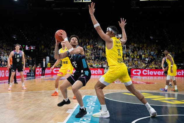 GER, Basketball, easy Credit- BBL, EWE Baskets Oldenburg vs Telekom Baskets Bonn 06.03.2026, EWE Arena, Oldenburg, GER, easy Credit-BBL, EWE Baskets Oldenburg vs Telekom Baskets Bonn, im Bild Alijah COMITHIER ( Telekom Baskets Bonn 2 ) Nicholas TISCHLER ( EWE Baskets Oldenburg 11 )