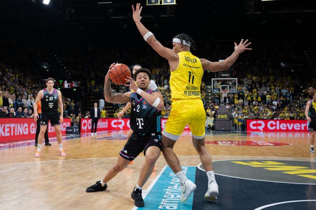 GER, Basketball, easy Credit- BBL, EWE Baskets Oldenburg vs Telekom Baskets Bonn 06.03.2026, EWE Arena, Oldenburg, GER, easy Credit-BBL, EWE Baskets Oldenburg vs Telekom Baskets Bonn, im Bild Alijah COMITHIER ( Telekom Baskets Bonn 2 ) Nicholas TISCHLER ( EWE Baskets Oldenburg 11 )