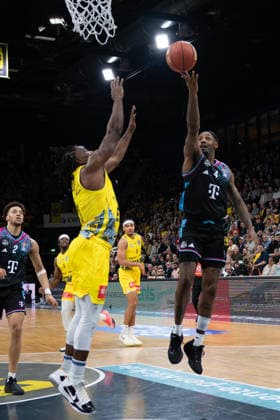 GER, Basketball, easy Credit- BBL, EWE Baskets Oldenburg vs Telekom Baskets Bonn 06.03.2026, EWE Arena, Oldenburg, GER, easy Credit-BBL, EWE Baskets Oldenburg vs Telekom Baskets Bonn, im Bild Jeff GARRETT JR. ( Telekom Baskets Bonn 4 ) Chris CLEMONS ( EWE Baskets Oldenburg 3 )