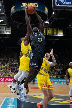 GER, Basketball, easy Credit- BBL, EWE Baskets Oldenburg vs Telekom Baskets Bonn 06.03.2026, EWE Arena, Oldenburg, GER, easy Credit-BBL, EWE Baskets Oldenburg vs Telekom Baskets Bonn, im Bild Kur JONGKUCH ( Telekom Baskets Bonn 15 ) Chris CLEMONS ( EWE Baskets Oldenburg 3 ) Tomislav ZUBCIC ( EWE Baskets Oldenburg 33 )