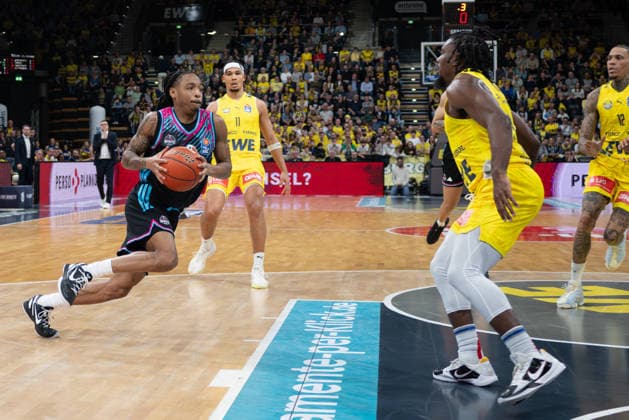 GER, Basketball, easy Credit- BBL, EWE Baskets Oldenburg vs Telekom Baskets Bonn 06.03.2026, EWE Arena, Oldenburg, GER, easy Credit-BBL, EWE Baskets Oldenburg vs Telekom Baskets Bonn, im Bild Jalen FINCH ( Telekom Baskets Bonn 0 ) Chris CLEMONS ( EWE Baskets Oldenburg 3 )