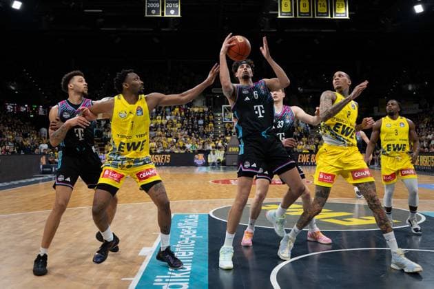 GER, Basketball, easy Credit- BBL, EWE Baskets Oldenburg vs Telekom Baskets Bonn 06.03.2026, EWE Arena, Oldenburg, GER, easy Credit-BBL, EWE Baskets Oldenburg vs Telekom Baskets Bonn, im Bild Michael KESSENS ( Telekom Baskets Bonn 6 ) Dakarai TUCKER ( EWE Baskets Oldenburg 7 ) Michale KYSER ( EWE Baskets Oldenburg 12 ) Patrick HECKMANN ( Telekom Baskets Bonn 33 )