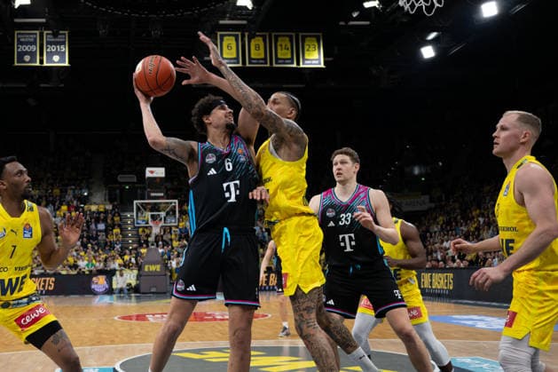 GER, Basketball, easy Credit- BBL, EWE Baskets Oldenburg vs Telekom Baskets Bonn 06.03.2026, EWE Arena, Oldenburg, GER, easy Credit-BBL, EWE Baskets Oldenburg vs Telekom Baskets Bonn, im Bild Michael KESSENS ( Telekom Baskets Bonn 6 ) Michale KYSER ( EWE Baskets Oldenburg 12 ) Patrick HECKMANN ( Telekom Baskets Bonn 33 )
