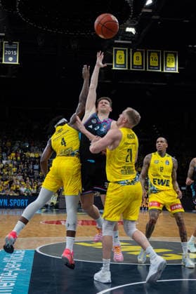 GER, Basketball, easy Credit- BBL, EWE Baskets Oldenburg vs Telekom Baskets Bonn 06.03.2026, EWE Arena, Oldenburg, GER, easy Credit-BBL, EWE Baskets Oldenburg vs Telekom Baskets Bonn, im Bild Patrick HECKMANN ( Telekom Baskets Bonn 33 ) Brain FOBBS ( EWE Baskets Oldenburg 4 ) Seth HINRICHS ( EWE Baskets Oldenburg 21 )