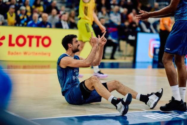 Szene mit Mateo Seric (21; MLP Academics Heidelberg) am Boden auf dem Spielfeld easyCredit BBL: MLP Academics Heidelberg – Alba Berlin - 06.03.2026