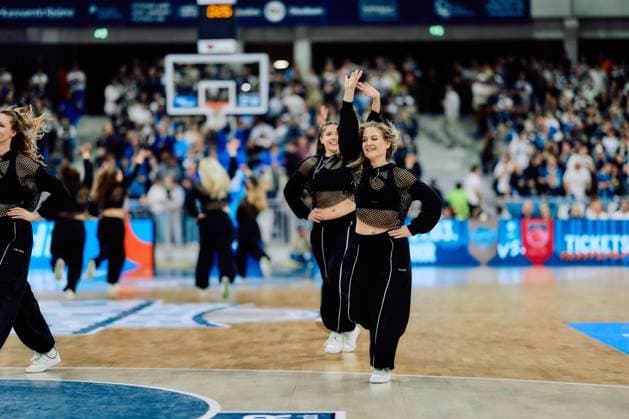 Basketball-Szene mit Tänzerinnen auf dem Spielfeld easyCredit BBL: MLP Academics Heidelberg – Alba Berlin - 06.03.2026