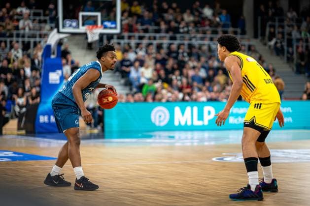 Spielaktion mit Eric Reed Jr. (43; MLP Academics Heidelberg) und einem Spieler von Alba Berlin in gelbem Trikot easyCredit BBL: MLP Academics Heidelberg – Alba Berlin - 06.03.2026
