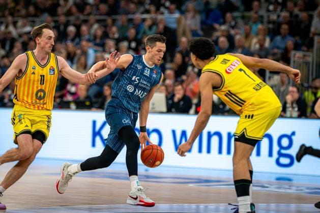 Szene mit Ryan Mikesell (33; MLP Academics Heidelberg) beim Dribbling, während Jack Kayil (7; Alba Berlin) und Moses Wood (11; Alba Berlin) verteidigen easyCredit BBL: MLP Academics Heidelberg – Alba Berlin - 06.03.2026