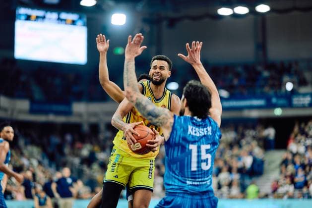 Spielaktion mit Norris Agbakoko (17; Alba Berlin) und Marcel Keßen (15; MLP Academics Heidelberg) easyCredit BBL: MLP Academics Heidelberg – Alba Berlin - 06.03.2026