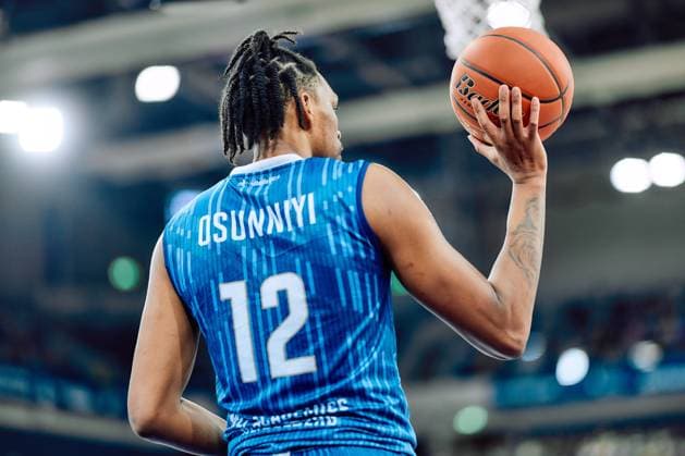 Spielaktion mit Osun Osunniyi (12; MLP Academics Heidelberg) in blauem Trikot mit Ball in der Hand easyCredit BBL: MLP Academics Heidelberg – Alba Berlin - 06.03.2026