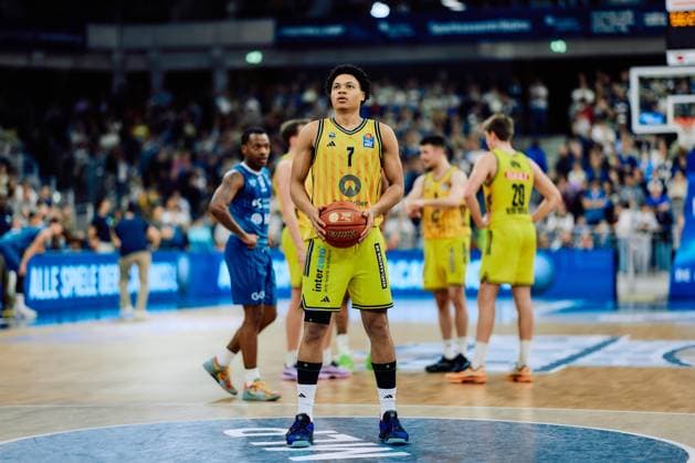 Spielaktion mit Jack Kayil (7; Alba Berlin) und DJ Horne (0; MLP Academics Heidelberg) in der Spielfeldmitte easyCredit BBL: MLP Academics Heidelberg – Alba Berlin - 06.03.2026
