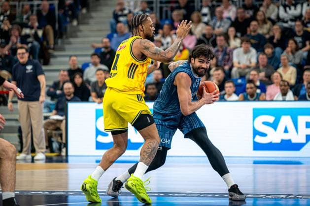 Szene mit Marcel Keßen (15; MLP Academics Heidelberg) in gelbem Trikot in Aktion gegen einen Spieler in blauem Trikot easyCredit BBL: MLP Academics Heidelberg – Alba Berlin - 06.03.2026