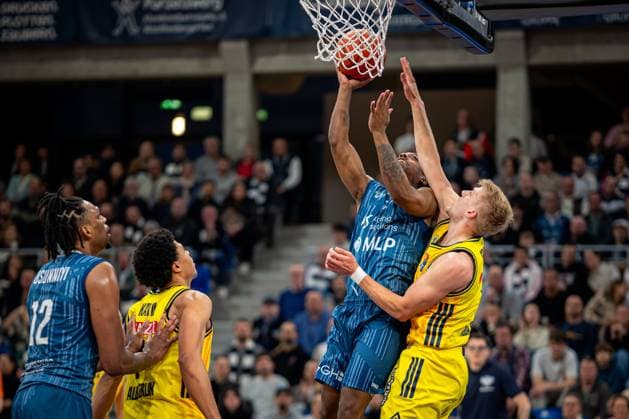Spielaktion mit Osun Osunniyi (12; MLP Academics Heidelberg) beim Wurf, während Jack Kayil (7; Alba Berlin) und Jonas Mattisseck (9; Alba Berlin) verteidigen easyCredit BBL: MLP Academics Heidelberg – Alba Berlin - 06.03.2026