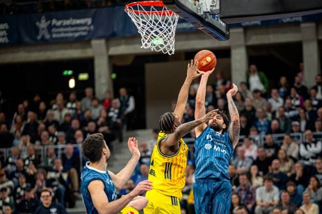 Spielaktion mit Marcel Keßen (15; MLP Academics Heidelberg) gegen einen Spieler von Alba Berlin easyCredit BBL: MLP Academics Heidelberg – Alba Berlin - 06.03.2026