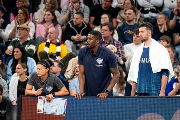 Szene mit Paul Zipser (9; MLP Academics Heidelberg), Shy Ely (997; MLP Academics Heidelberg) und Serena Benavente (998; MLP Academics Heidelberg) am Spielfeldrand easyCredit BBL: MLP Academics Heidelberg – Alba Berlin - 06.03.2026