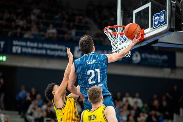 Szene mit Mateo Seric (21; MLP Academics Heidelberg) beim Wurf, Malte Delow (6; Alba Berlin) und Martin Hermannsson (15; Alba Berlin) verteidigen easyCredit BBL: MLP Academics Heidelberg – Alba Berlin - 06.03.2026