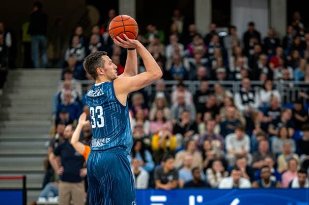 Spielaktion mit Ryan Mikesell (33; MLP Academics Heidelberg) im blauen Trikot beim Wurf easyCredit BBL: MLP Academics Heidelberg – Alba Berlin - 06.03.2026
